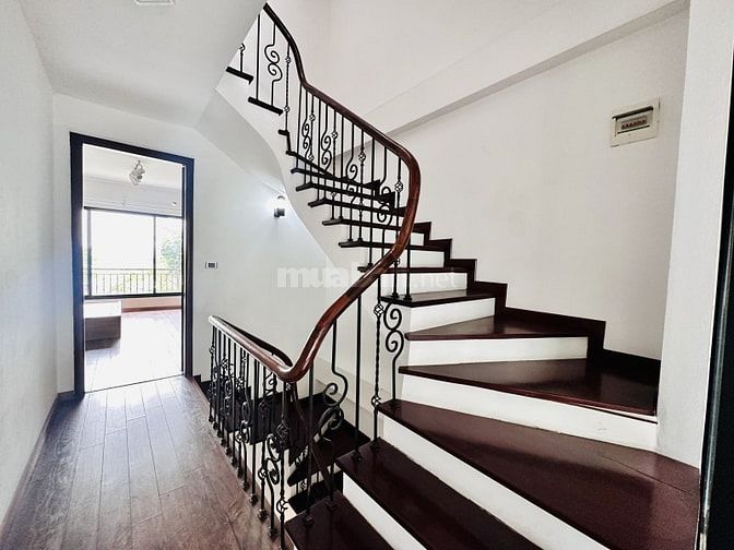Phố Bắc Cầu – Long Biêt – Ô TÔ – 93 M2 – 4 T – MT 5 M – Giá 11.4 Tỷ. 
