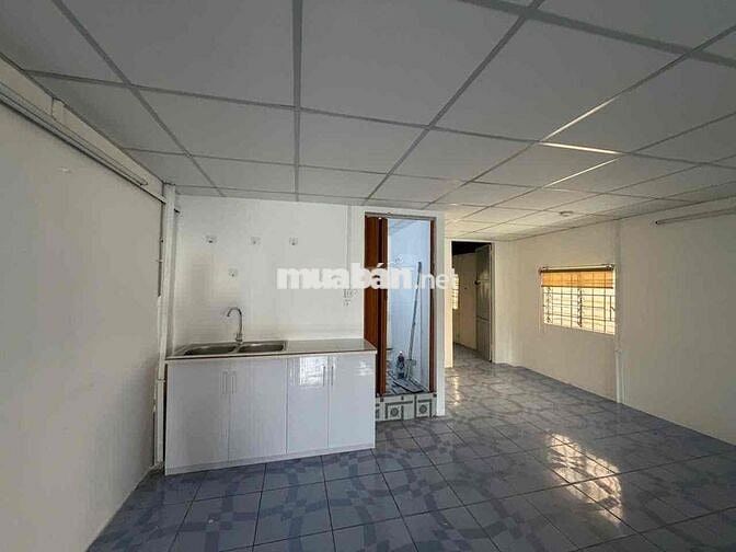 phòng mới siêu to khổng lồ gần đầm sen có ban công thoáng mát