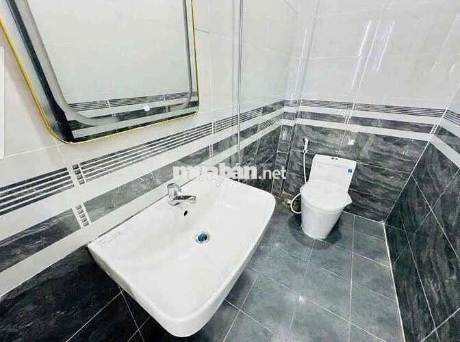 Nhà 3 tầng, mặt tiền, đường nhựa