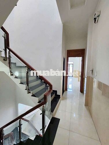 Cho thuê nhà 1 trệt 2 lầu gần ngã tư Miếu Ông Cù