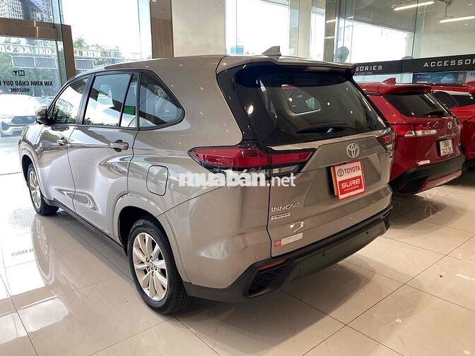 Toyota Innova Cross 2.0V 2024 Đồng ánh kim