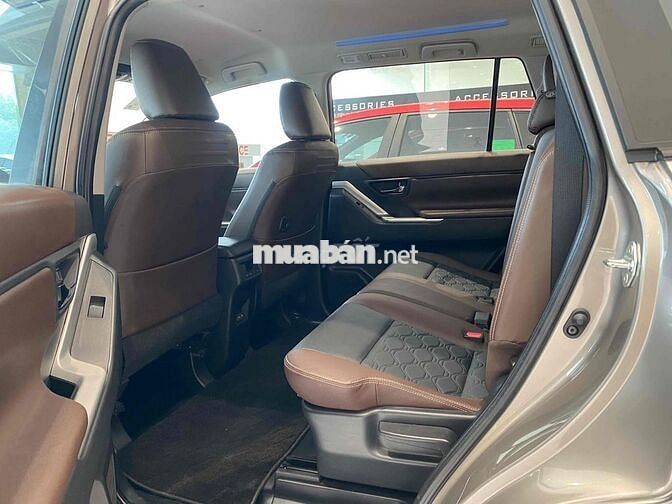 Toyota Innova Cross 2.0V 2024 Đồng ánh kim