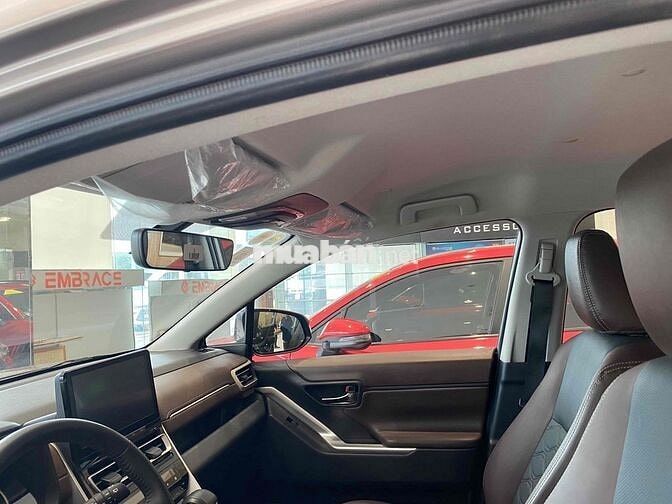 Toyota Innova Cross 2.0V 2024 Đồng ánh kim