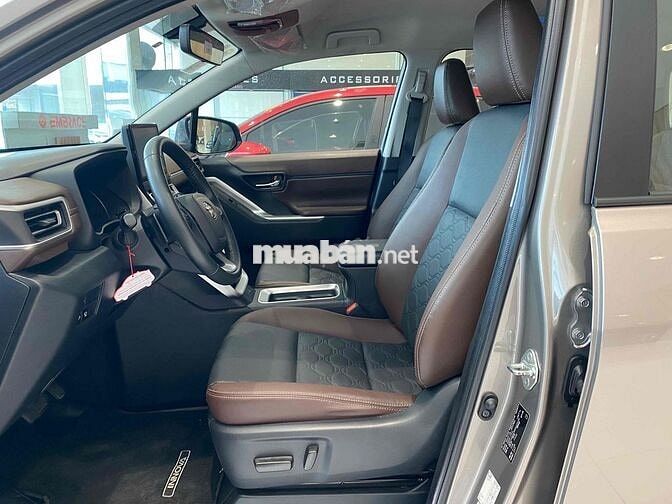 Toyota Innova Cross 2.0V 2024 Đồng ánh kim