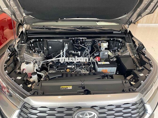 Toyota Innova Cross 2.0V 2024 Đồng ánh kim
