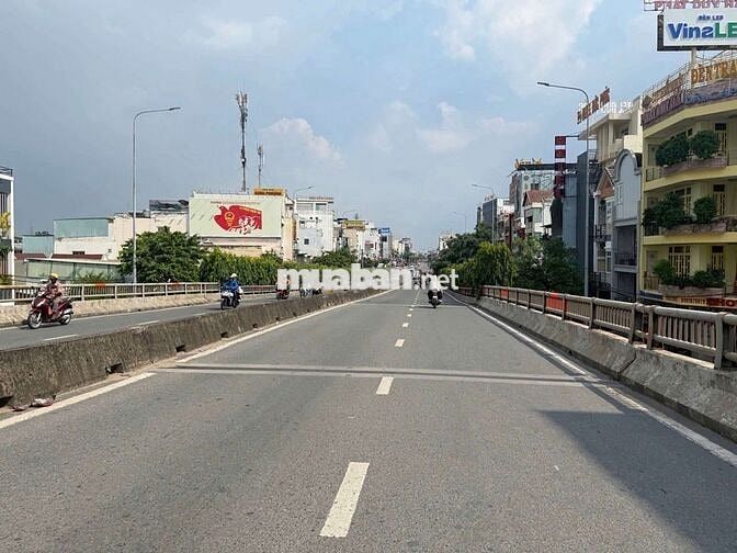 Mặt tiền ngay Ngã Tư Ga, 2.600m2 full thổ cư, vị trí siêu đẹp. 