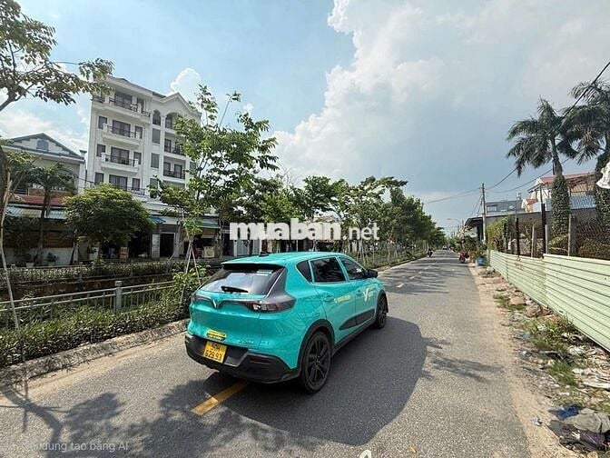 Mặt tiền ngay Ngã Tư Ga, 2.600m2 full thổ cư, vị trí siêu đẹp. 