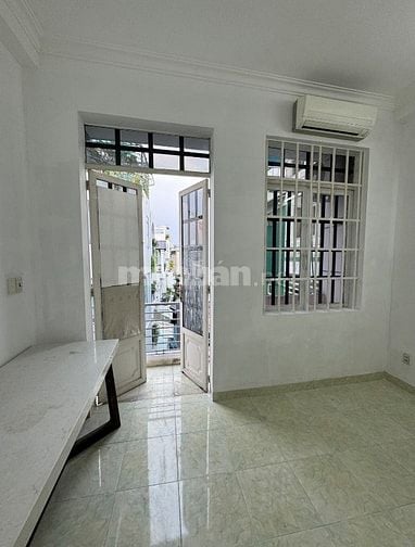 Phòng 18m2 có điều hoà, ban công phơi đồ riêng 