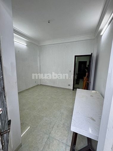 Phòng 18m2 có điều hoà, ban công phơi đồ riêng 