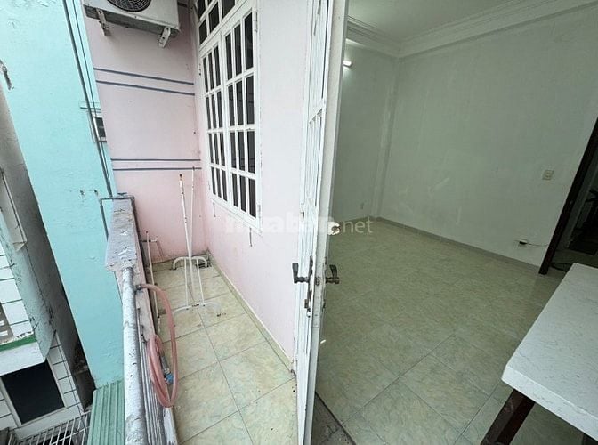Phòng 18m2 có điều hoà, ban công phơi đồ riêng 