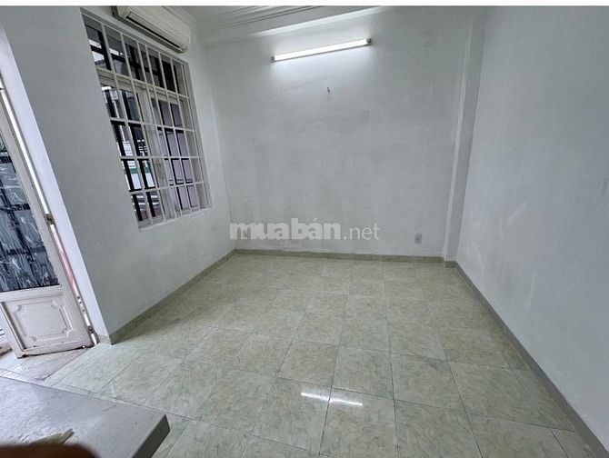 Phòng 18m2 có điều hoà, ban công phơi đồ riêng 