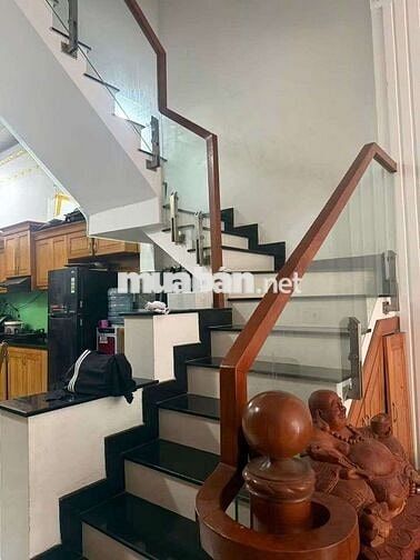 nhà cho thuê DT 4x15 3 lầu đường liên khu 4-5