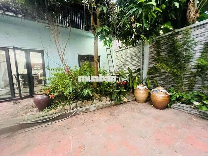 Cho thuê nhà Ngọc Thuỵ - 200m, ô tô đỗ cửa, sân vườn rộng.