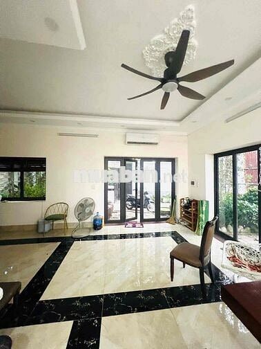 Cho thuê nhà Ngọc Thuỵ - 200m, ô tô đỗ cửa, sân vườn rộng.