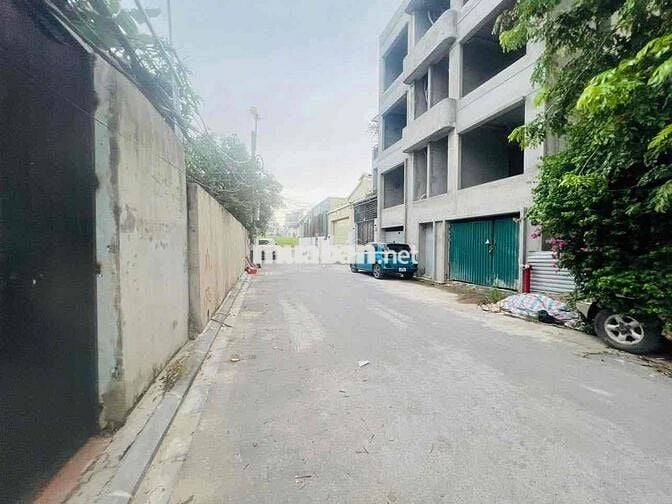 Cho thuê nhà Ngọc Thuỵ - 200m, ô tô đỗ cửa, sân vườn rộng.
