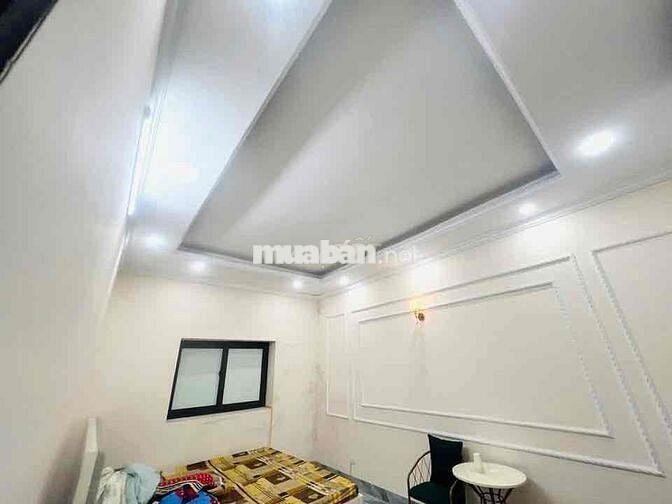 Cho thuê nhà Ngọc Thuỵ - 200m, ô tô đỗ cửa, sân vườn rộng.