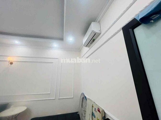 Cho thuê nhà Ngọc Thuỵ - 200m, ô tô đỗ cửa, sân vườn rộng.