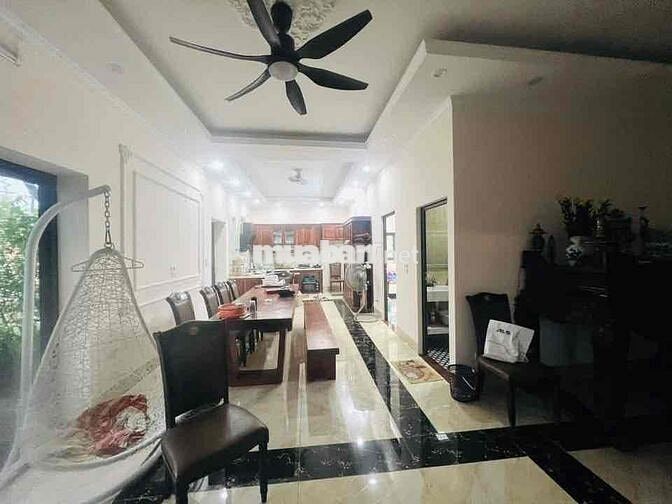 Cho thuê nhà Ngọc Thuỵ - 200m, ô tô đỗ cửa, sân vườn rộng.