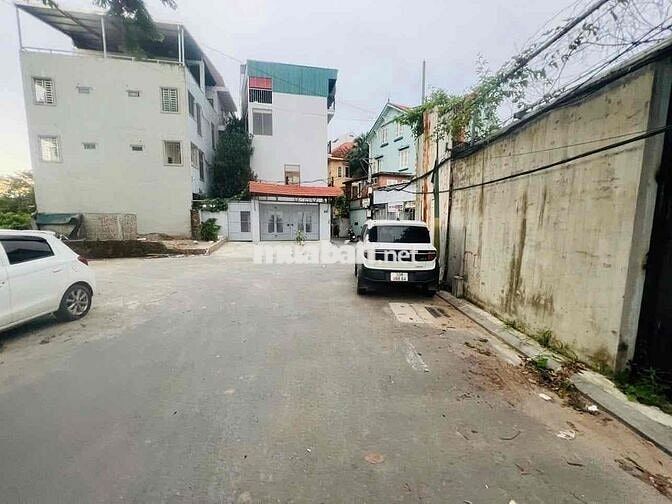 Cho thuê nhà Ngọc Thuỵ - 200m, ô tô đỗ cửa, sân vườn rộng.