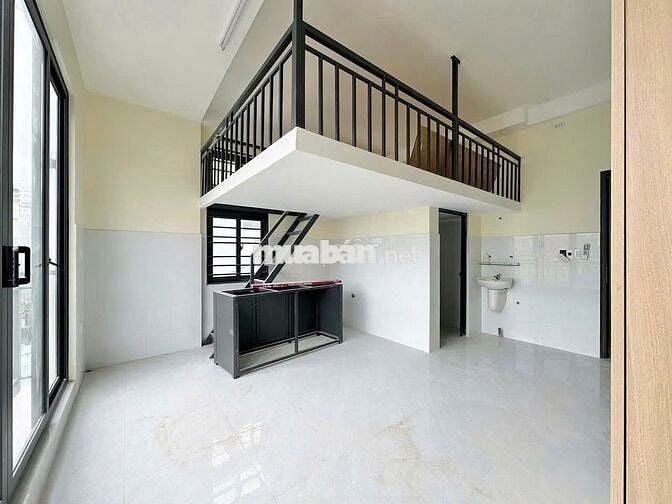 Phòng ban công rộng 35m2 - gác cao không đụng đầu ngay Phạm Văn Đồng