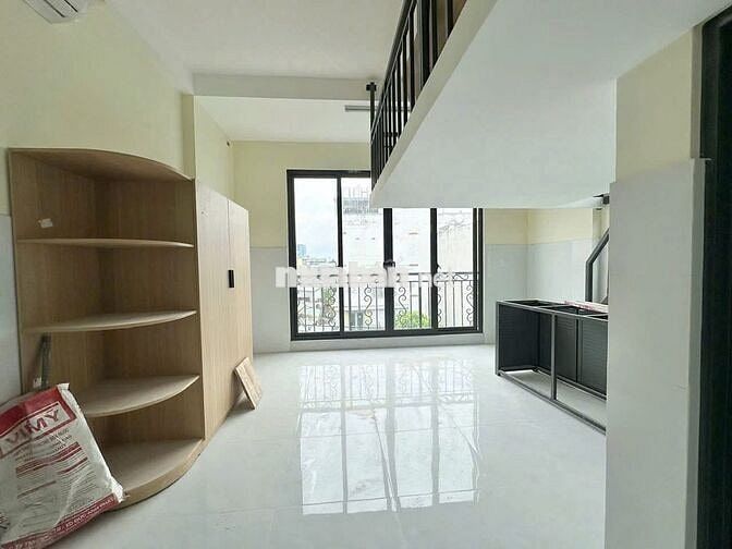 Phòng ban công rộng 35m2 - gác cao không đụng đầu ngay Phạm Văn Đồng