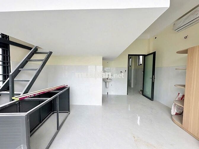 Phòng ban công rộng 35m2 - gác cao không đụng đầu ngay Phạm Văn Đồng