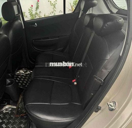 Hyundai i20 Số tự động Vàng cát