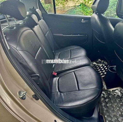 Hyundai i20 Số tự động Vàng cát