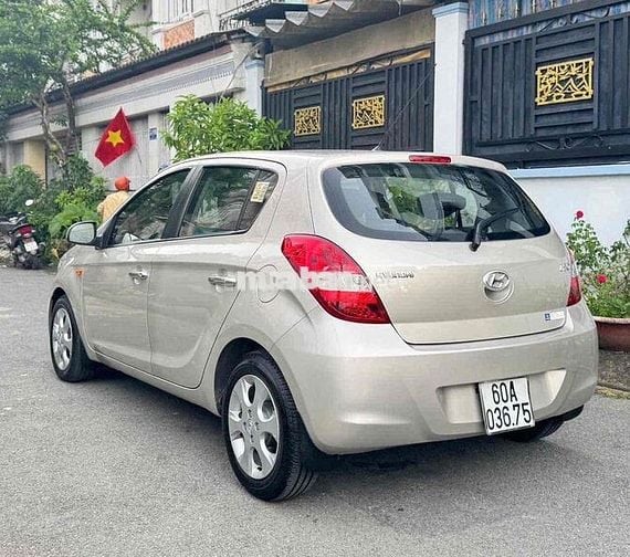 Hyundai i20 Số tự động Vàng cát