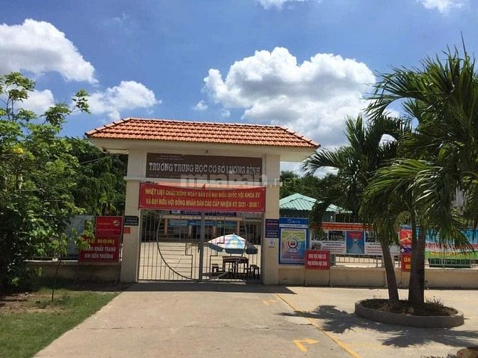 Trong khu dân cư có nền 5x20m gần ủy ban lưong bình, trạm y tế 