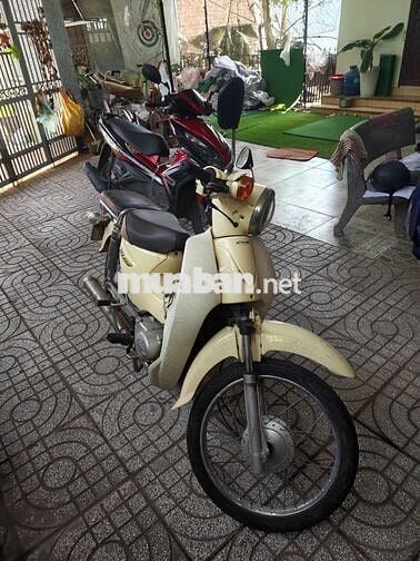Honda Cub Cổ điển màu Kem