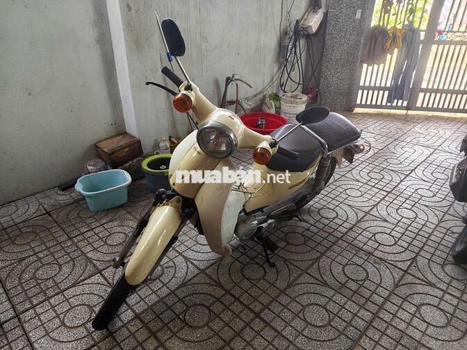 Honda Cub Cổ điển màu Kem