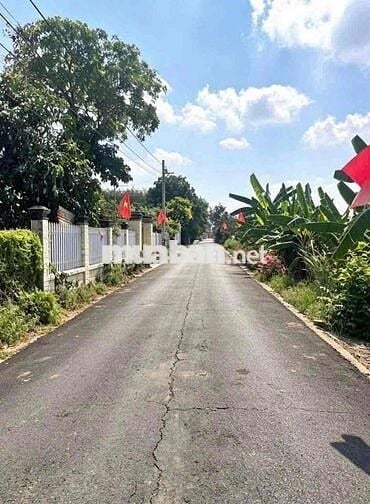 Diện tích 1000m2 có 100m2 thổ cư giá 180tr bao sang tên công chứng