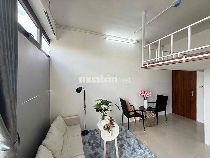 mới 100%, cửa sổ , ban công thoáng mát.
