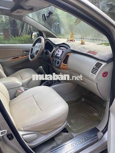 Toyota Innova 2011 Số sàn Vàng cát