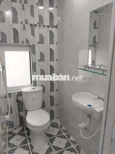 Nhà 2 lầu đúc hẻm nhỏ Lạc Long Quân TpHCM