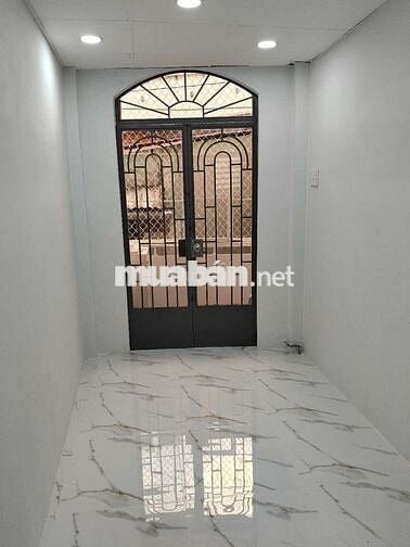 Nhà 2 lầu đúc hẻm nhỏ Lạc Long Quân TpHCM