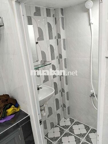 Nhà 2 lầu đúc hẻm nhỏ Lạc Long Quân TpHCM