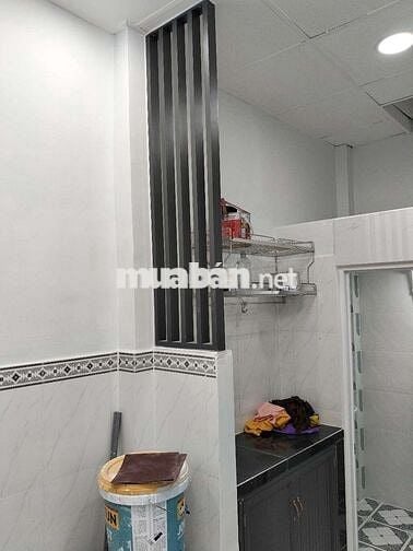 Nhà 2 lầu đúc hẻm nhỏ Lạc Long Quân TpHCM