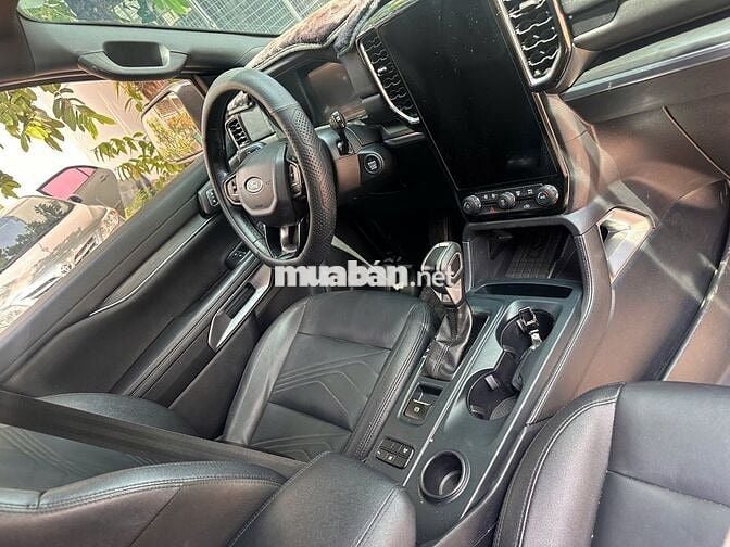 Ford Everest Titanium 2022 Đen 7 chỗ Dầu