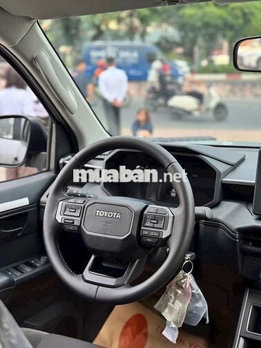 Toyota Hilux 1 cầu AT 2026 Đủ màu