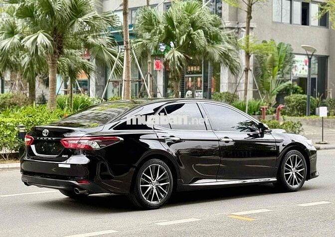 Toyota Camry 2022 2.5Q Đen 65000 km