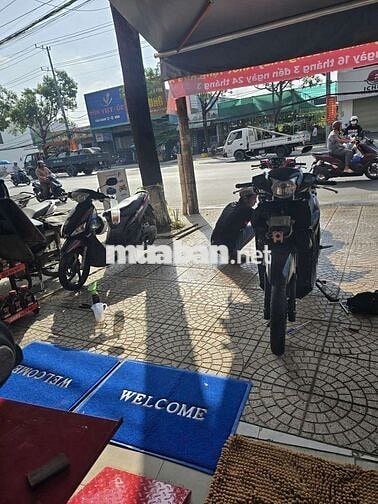cần thợ phụ(rửa xe,vá xe,thay nhớt....vv)
