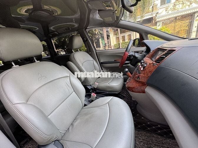 Mitsubishi Grandis 2.4 AT 2005 Bạc