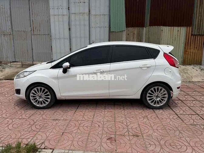 Ford Fiesta Trắng