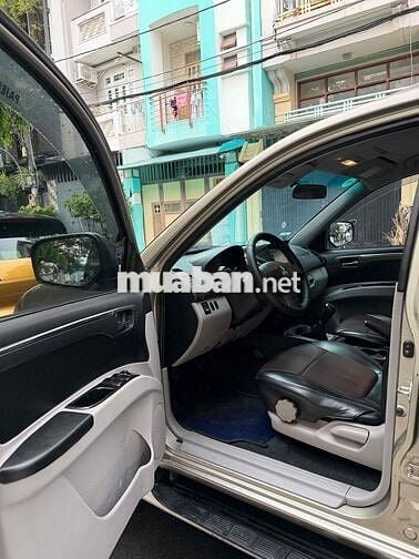 Mitsubishi Pajero Sport 2.5MT 2016 Vàng cát