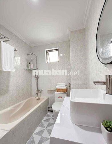 Studio mặt tiền Quận 5,thang máy trống sẵn cho thuê