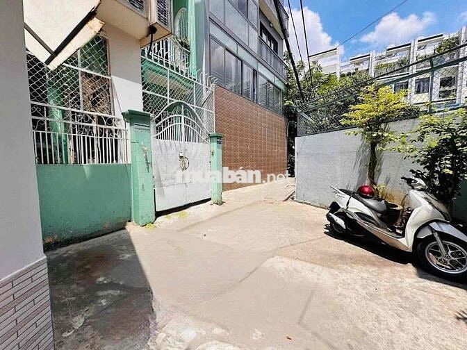 Cho thuê nhà nguyên căn hẻm xe hơi. 2pn2wc HOÀNG HOA THÁM P5, BT