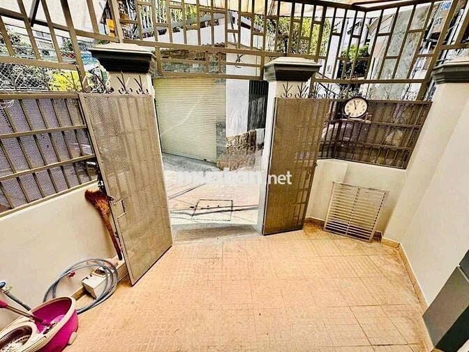 Cho thuê nhà nguyên căn hẻm xe hơi. 2pn2wc HOÀNG HOA THÁM P5, BT