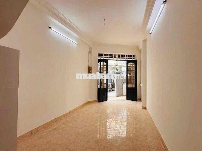 Cho thuê nhà nguyên căn hẻm xe hơi. 2pn2wc HOÀNG HOA THÁM P5, BT